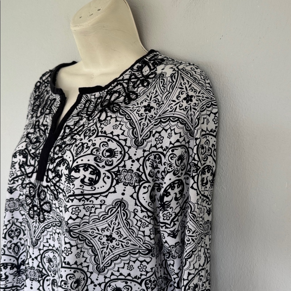 Coral Bay black white henna medallion print notch neckline 3/4 sleeve top small - Picture 8 of 15